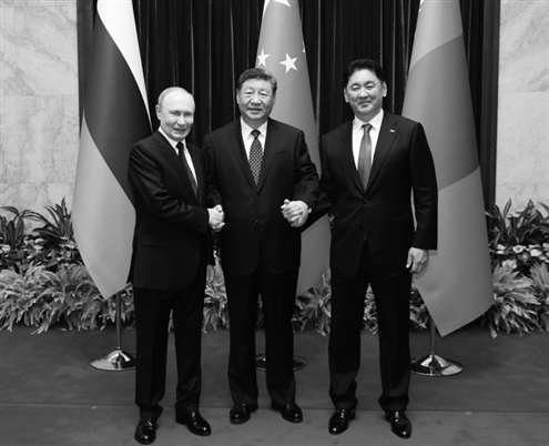 9月2日上午,国家主席习近平同俄罗斯总统普京、蒙古国总统呼日勒苏赫在北京人民大会堂举行中俄蒙三国元首第七次会晤。新华社发